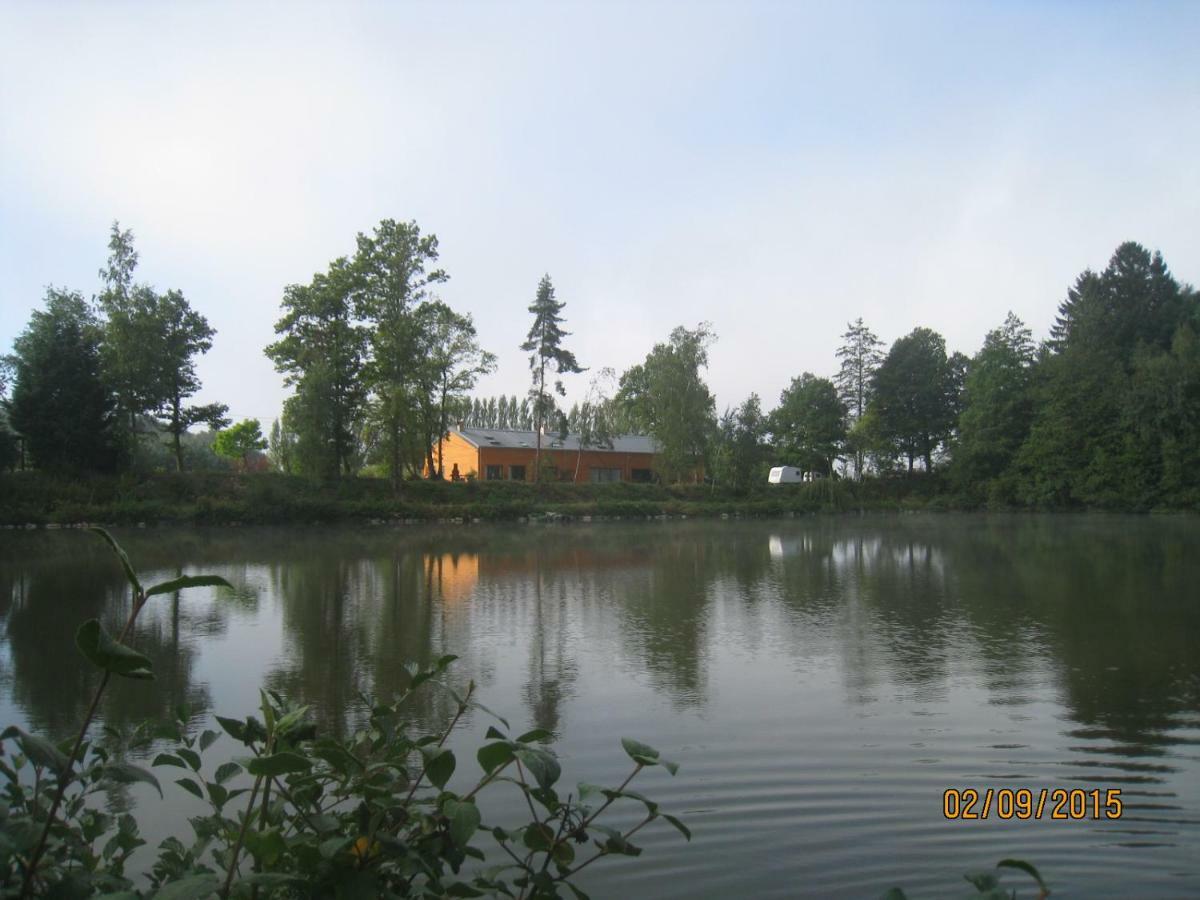 Florennes Gite Neuf 150 M2 Devant Un Grand Lac Prive De 2 Hectares Poissonneux Au Milieu Des Bois Exterior foto